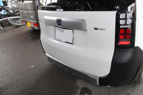 フリードのバック駐車で接触による変形修理、板金塗装で再生