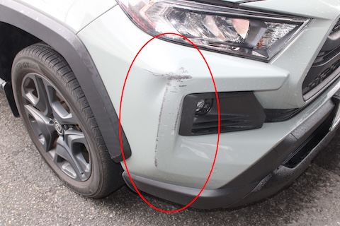 RAV4バンパーの傷修理|狭い道でのトラブルも板金塗装で綺麗に復活!