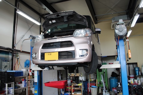 タントのリアバンパー交換とオイルパン交換で安心整備