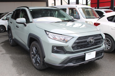 RAV4バンパーの傷修理|狭い道でのトラブルも板金塗装で綺麗に復活!