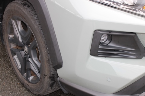 RAV4バンパーの傷修理|狭い道でのトラブルも板金塗装で綺麗に復活!