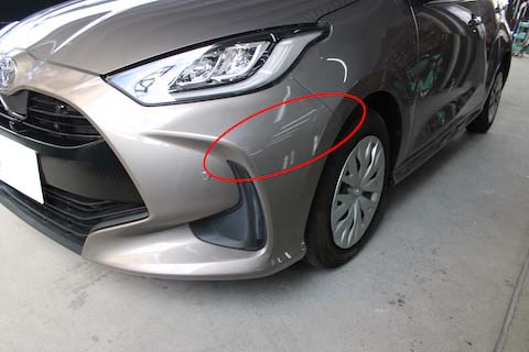 ヤリスのフロントバンパー傷修理、交換せずに再生できる板金塗装