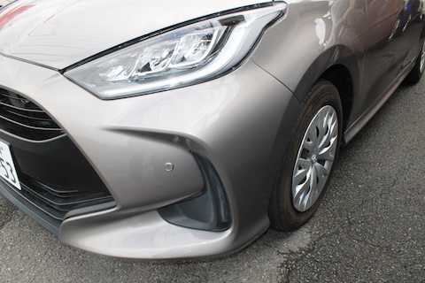 ヤリスのフロントバンパー傷修理、交換せずに再生できる板金塗装