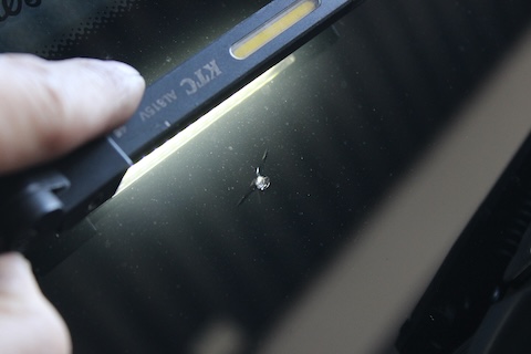 フロントガラス黒い部分のひび割れ傷もウインドリペアで対応!