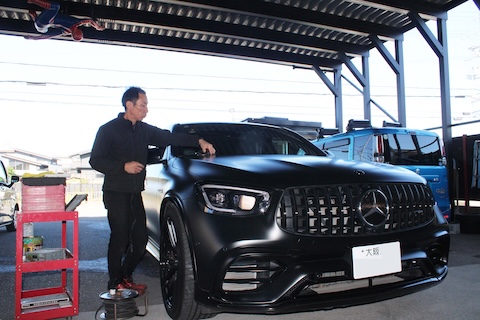 フロントガラス黒い部分のひび割れ傷もウインドリペアで対応!