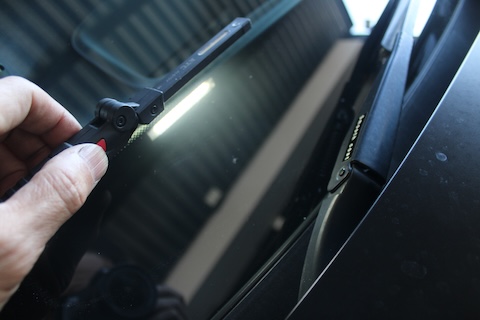 フロントガラス黒い部分のひび割れ傷もウインドリペアで対応!