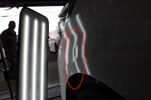 大阪府交野市のデントリペア専門店 デントスマイルモータースです。 大きく変形した20cmのへこみでも、交換・塗装せずに修理! 今回ご相談いただいたのは、 アルファードのフェンダー部分にできた大きなへこみ。 お客様も「いつの間にかできていた」とのことで、 約20センチほどの範囲が大きく変形していました。 通常、このサイズのへこみであれば、 パネル交換 → ドアまで色合わせ塗装 → 高額修理&広範囲の修理跡 というのが一般的な修理方法です。 しかし── デントスマイルモータースでは、塗装せずにパネルを再生修理する 「デントリペア」で対応しました! デントリペアで実現する“オリジナル塗装のまま修理” デントリペアは、鉄板の裏側に専用工具を挿入し、 へこみ部分を少しずつ丁寧に押し戻していく精密な板金技術です。 塗装やパテを一切使用しないため、 車本来の塗装・質感・輝きをそのまま維持することができます。 20cmクラスの大きなへこみでも、 鉄板の張力を読みながら力加減を細かく調整し、 ゆっくり時間をかけて元の形状を再現しました。 お客様にも「まさか塗装なしでここまで直るとは!」と 大変驚かれ、笑顔でお帰りいただきました😊 高額修理を防ぐ、車に優しい修理方法 交換や塗装修理は費用も高く、修理跡も残りやすいですが、 デントリペアなら リーズナブル・短時間・高品質仕上げ が可能。 さらにオリジナル塗装を守れるので、 査定額にも影響しないというメリットがあります。 愛車を大切にされている方にこそ、 ぜひ知っていただきたい修理方法です。 📩 ご予約・ご相談はこちらから 👉 https://www.dent-smile.jp/yoyakuchyuui.html 最後にひとこと デントスマイルモータースでは、 「もう交換しかない…」と諦めていたへこみも、 塗装しないデントリペア技術で元の形へと蘇らせます。 どんなへこみでも、まずはお気軽にご相談ください!