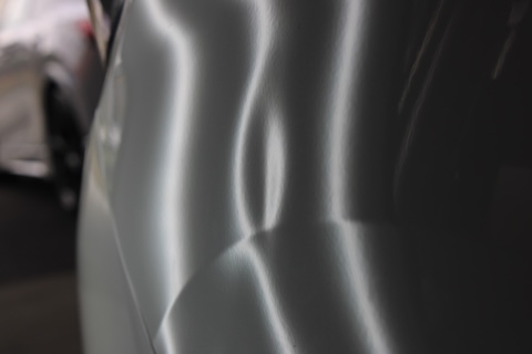 大阪府交野市のデントリペア専門店 デントスマイルモータースです。 大きく変形した20cmのへこみでも、交換・塗装せずに修理! 今回ご相談いただいたのは、 アルファードのフェンダー部分にできた大きなへこみ。 お客様も「いつの間にかできていた」とのことで、 約20センチほどの範囲が大きく変形していました。 通常、このサイズのへこみであれば、 パネル交換 → ドアまで色合わせ塗装 → 高額修理&広範囲の修理跡 というのが一般的な修理方法です。 しかし── デントスマイルモータースでは、塗装せずにパネルを再生修理する 「デントリペア」で対応しました! デントリペアで実現する“オリジナル塗装のまま修理” デントリペアは、鉄板の裏側に専用工具を挿入し、 へこみ部分を少しずつ丁寧に押し戻していく精密な板金技術です。 塗装やパテを一切使用しないため、 車本来の塗装・質感・輝きをそのまま維持することができます。 20cmクラスの大きなへこみでも、 鉄板の張力を読みながら力加減を細かく調整し、 ゆっくり時間をかけて元の形状を再現しました。 お客様にも「まさか塗装なしでここまで直るとは!」と 大変驚かれ、笑顔でお帰りいただきました😊 高額修理を防ぐ、車に優しい修理方法 交換や塗装修理は費用も高く、修理跡も残りやすいですが、 デントリペアなら リーズナブル・短時間・高品質仕上げ が可能。 さらにオリジナル塗装を守れるので、 査定額にも影響しないというメリットがあります。 愛車を大切にされている方にこそ、 ぜひ知っていただきたい修理方法です。 📩 ご予約・ご相談はこちらから 👉 https://www.dent-smile.jp/yoyakuchyuui.html 最後にひとこと デントスマイルモータースでは、 「もう交換しかない…」と諦めていたへこみも、 塗装しないデントリペア技術で元の形へと蘇らせます。 どんなへこみでも、まずはお気軽にご相談ください!