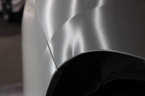 大阪府交野市のデントリペア専門店 デントスマイルモータースです。 大きく変形した20cmのへこみでも、交換・塗装せずに修理! 今回ご相談いただいたのは、 アルファードのフェンダー部分にできた大きなへこみ。 お客様も「いつの間にかできていた」とのことで、 約20センチほどの範囲が大きく変形していました。 通常、このサイズのへこみであれば、 パネル交換 → ドアまで色合わせ塗装 → 高額修理&広範囲の修理跡 というのが一般的な修理方法です。 しかし── デントスマイルモータースでは、塗装せずにパネルを再生修理する 「デントリペア」で対応しました! デントリペアで実現する“オリジナル塗装のまま修理” デントリペアは、鉄板の裏側に専用工具を挿入し、 へこみ部分を少しずつ丁寧に押し戻していく精密な板金技術です。 塗装やパテを一切使用しないため、 車本来の塗装・質感・輝きをそのまま維持することができます。 20cmクラスの大きなへこみでも、 鉄板の張力を読みながら力加減を細かく調整し、 ゆっくり時間をかけて元の形状を再現しました。 お客様にも「まさか塗装なしでここまで直るとは!」と 大変驚かれ、笑顔でお帰りいただきました😊 高額修理を防ぐ、車に優しい修理方法 交換や塗装修理は費用も高く、修理跡も残りやすいですが、 デントリペアなら リーズナブル・短時間・高品質仕上げ が可能。 さらにオリジナル塗装を守れるので、 査定額にも影響しないというメリットがあります。 愛車を大切にされている方にこそ、 ぜひ知っていただきたい修理方法です。 📩 ご予約・ご相談はこちらから 👉 https://www.dent-smile.jp/yoyakuchyuui.html 最後にひとこと デントスマイルモータースでは、 「もう交換しかない…」と諦めていたへこみも、 塗装しないデントリペア技術で元の形へと蘇らせます。 どんなへこみでも、まずはお気軽にご相談ください!