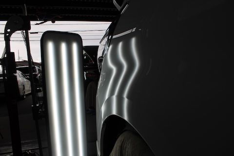 大阪府交野市のデントリペア専門店 デントスマイルモータースです。 大きく変形した20cmのへこみでも、交換・塗装せずに修理! 今回ご相談いただいたのは、 アルファードのフェンダー部分にできた大きなへこみ。 お客様も「いつの間にかできていた」とのことで、 約20センチほどの範囲が大きく変形していました。 通常、このサイズのへこみであれば、 パネル交換 → ドアまで色合わせ塗装 → 高額修理&広範囲の修理跡 というのが一般的な修理方法です。 しかし── デントスマイルモータースでは、塗装せずにパネルを再生修理する 「デントリペア」で対応しました! デントリペアで実現する“オリジナル塗装のまま修理” デントリペアは、鉄板の裏側に専用工具を挿入し、 へこみ部分を少しずつ丁寧に押し戻していく精密な板金技術です。 塗装やパテを一切使用しないため、 車本来の塗装・質感・輝きをそのまま維持することができます。 20cmクラスの大きなへこみでも、 鉄板の張力を読みながら力加減を細かく調整し、 ゆっくり時間をかけて元の形状を再現しました。 お客様にも「まさか塗装なしでここまで直るとは!」と 大変驚かれ、笑顔でお帰りいただきました😊 高額修理を防ぐ、車に優しい修理方法 交換や塗装修理は費用も高く、修理跡も残りやすいですが、 デントリペアなら リーズナブル・短時間・高品質仕上げ が可能。 さらにオリジナル塗装を守れるので、 査定額にも影響しないというメリットがあります。 愛車を大切にされている方にこそ、 ぜひ知っていただきたい修理方法です。 📩 ご予約・ご相談はこちらから 👉 https://www.dent-smile.jp/yoyakuchyuui.html 最後にひとこと デントスマイルモータースでは、 「もう交換しかない…」と諦めていたへこみも、 塗装しないデントリペア技術で元の形へと蘇らせます。 どんなへこみでも、まずはお気軽にご相談ください!