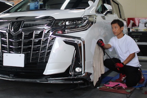 大阪府交野市のデントリペア専門店 デントスマイルモータースです。 大きく変形した20cmのへこみでも、交換・塗装せずに修理! 今回ご相談いただいたのは、 アルファードのフェンダー部分にできた大きなへこみ。 お客様も「いつの間にかできていた」とのことで、 約20センチほどの範囲が大きく変形していました。 通常、このサイズのへこみであれば、 パネル交換 → ドアまで色合わせ塗装 → 高額修理&広範囲の修理跡 というのが一般的な修理方法です。 しかし── デントスマイルモータースでは、塗装せずにパネルを再生修理する 「デントリペア」で対応しました! デントリペアで実現する“オリジナル塗装のまま修理” デントリペアは、鉄板の裏側に専用工具を挿入し、 へこみ部分を少しずつ丁寧に押し戻していく精密な板金技術です。 塗装やパテを一切使用しないため、 車本来の塗装・質感・輝きをそのまま維持することができます。 20cmクラスの大きなへこみでも、 鉄板の張力を読みながら力加減を細かく調整し、 ゆっくり時間をかけて元の形状を再現しました。 お客様にも「まさか塗装なしでここまで直るとは!」と 大変驚かれ、笑顔でお帰りいただきました😊 高額修理を防ぐ、車に優しい修理方法 交換や塗装修理は費用も高く、修理跡も残りやすいですが、 デントリペアなら リーズナブル・短時間・高品質仕上げ が可能。 さらにオリジナル塗装を守れるので、 査定額にも影響しないというメリットがあります。 愛車を大切にされている方にこそ、 ぜひ知っていただきたい修理方法です。 📩 ご予約・ご相談はこちらから 👉 https://www.dent-smile.jp/yoyakuchyuui.html 最後にひとこと デントスマイルモータースでは、 「もう交換しかない…」と諦めていたへこみも、 塗装しないデントリペア技術で元の形へと蘇らせます。 どんなへこみでも、まずはお気軽にご相談ください!