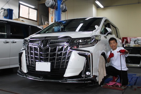 大阪府交野市のデントリペア専門店 デントスマイルモータースです。 大きく変形した20cmのへこみでも、交換・塗装せずに修理! 今回ご相談いただいたのは、 アルファードのフェンダー部分にできた大きなへこみ。 お客様も「いつの間にかできていた」とのことで、 約20センチほどの範囲が大きく変形していました。 通常、このサイズのへこみであれば、 パネル交換 → ドアまで色合わせ塗装 → 高額修理&広範囲の修理跡 というのが一般的な修理方法です。 しかし── デントスマイルモータースでは、塗装せずにパネルを再生修理する 「デントリペア」で対応しました! デントリペアで実現する“オリジナル塗装のまま修理” デントリペアは、鉄板の裏側に専用工具を挿入し、 へこみ部分を少しずつ丁寧に押し戻していく精密な板金技術です。 塗装やパテを一切使用しないため、 車本来の塗装・質感・輝きをそのまま維持することができます。 20cmクラスの大きなへこみでも、 鉄板の張力を読みながら力加減を細かく調整し、 ゆっくり時間をかけて元の形状を再現しました。 お客様にも「まさか塗装なしでここまで直るとは!」と 大変驚かれ、笑顔でお帰りいただきました😊 高額修理を防ぐ、車に優しい修理方法 交換や塗装修理は費用も高く、修理跡も残りやすいですが、 デントリペアなら リーズナブル・短時間・高品質仕上げ が可能。 さらにオリジナル塗装を守れるので、 査定額にも影響しないというメリットがあります。 愛車を大切にされている方にこそ、 ぜひ知っていただきたい修理方法です。 📩 ご予約・ご相談はこちらから 👉 https://www.dent-smile.jp/yoyakuchyuui.html 最後にひとこと デントスマイルモータースでは、 「もう交換しかない…」と諦めていたへこみも、 塗装しないデントリペア技術で元の形へと蘇らせます。 どんなへこみでも、まずはお気軽にご相談ください!