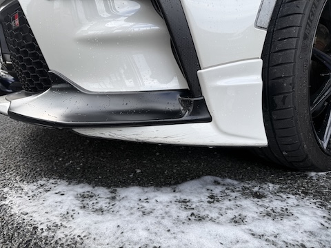 R86のフロントバンパースポイラー傷を塗装修理で綺麗に再生!