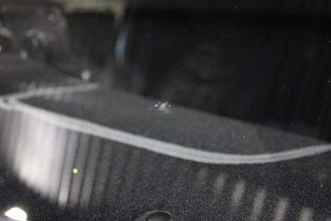 フロントガラス交換と案内されたひび割れ傷もウインドリペアで対応!