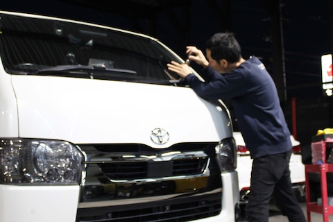 フロントガラス交換と案内されたひび割れ傷もウインドリペアで対応!