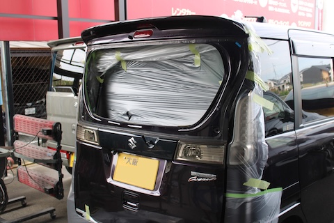 リアガラス割れを車両保険で修理!カーフィルム施工も全て対応