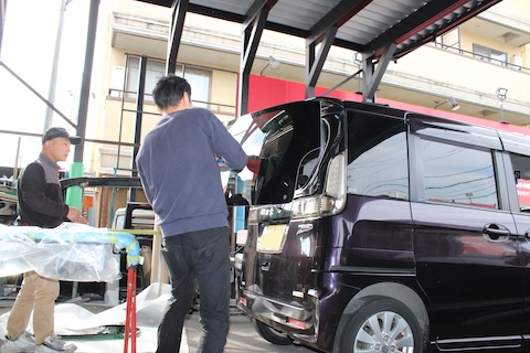 リアガラス割れを車両保険で修理!カーフィルム施工も全て対応