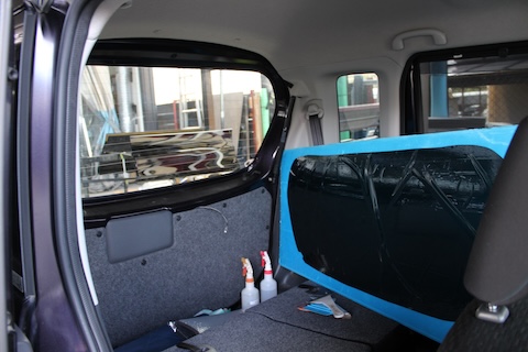 リアガラス割れを車両保険で修理!カーフィルム施工も全て対応