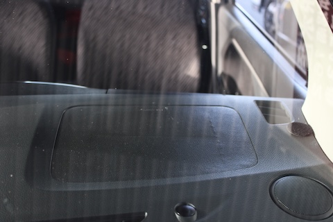 フロントガラスのひび割れが再発…他店修理後でもウインドリペアで対応