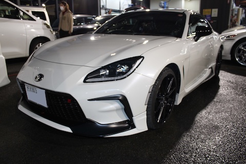 R86のフロントバンパースポイラー傷を塗装修理で綺麗に再生!