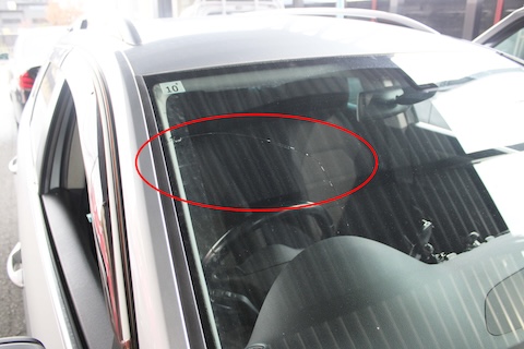 パサートのフロントガラス交換、OEMで純正より費用抑えた修理