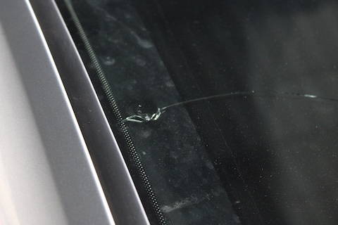 パサートのフロントガラス交換、OEMで純正より費用抑えた修理