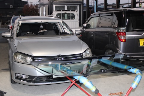 パサートのフロントガラス交換、OEMで純正より費用抑えた修理