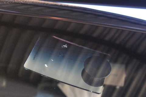 フロントガラス上部ひび割れをウインドリペアで修復!費用も1/10以下