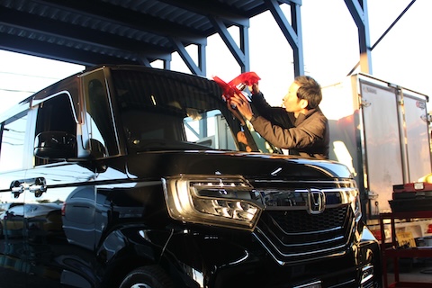 フロントガラス上部ひび割れをウインドリペアで修復!費用も1/10以下