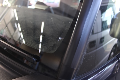 フロントガラス端のひび割れも修理可能!断られがちな傷こそご相談ください