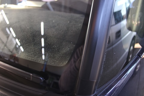 フロントガラス端のひび割れも修理可能!断られがちな傷こそご相談ください