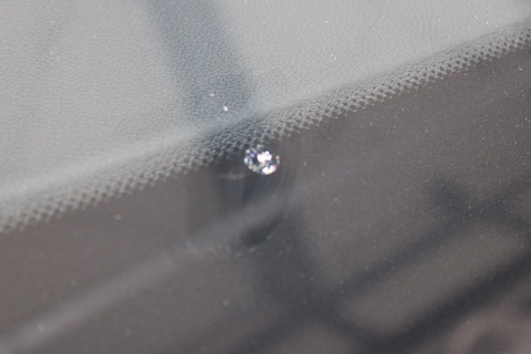 フロントガラス端のひび割れも修理可能!断られがちな傷こそご相談ください