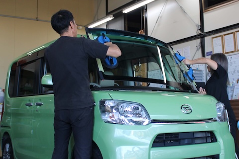 ガラス交換、社外品ガラスで費用を大幅に抑えられます!