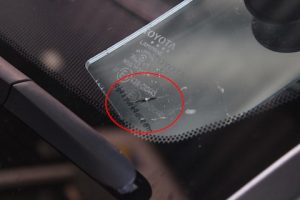 シエンタのフロントガラス端のひび割れも修理対応