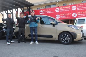 シエンタのフロントガラス端のひび割れも修理対応