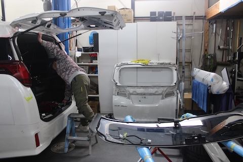 アルファード リアゲート・バンパーを車両保険で交換修理|交野市