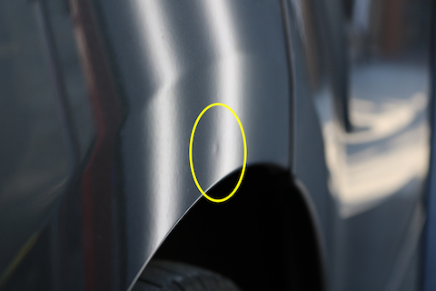 いろんな方向から工具を入れてヘコミ修理するデントリペア！