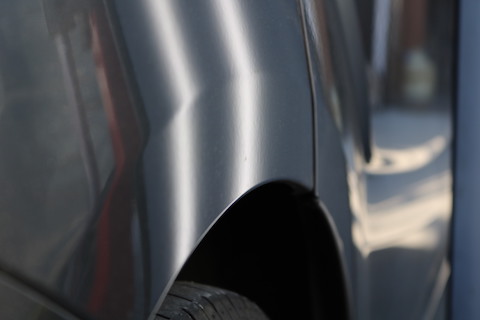 いろんな方向から工具を入れてヘコミ修理するデントリペア！