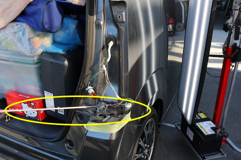 いろんな方向から工具を入れてヘコミ修理するデントリペア！