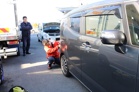 いろんな方向から工具を入れてヘコミ修理するデントリペア！