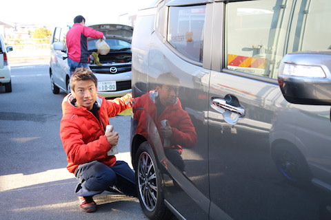いろんな方向から工具を入れてヘコミ修理するデントリペア！