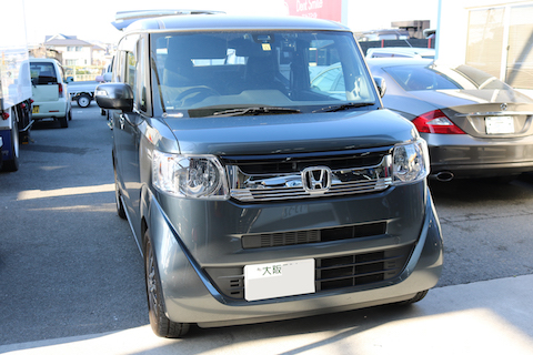 いろんな方向から工具を入れてヘコミ修理するデントリペア！